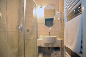 Een douche, gratis toiletartikelen, een haardroger, handdoeken