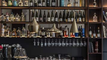 Sert le petit déjeuner, le déjeuner et le dîner