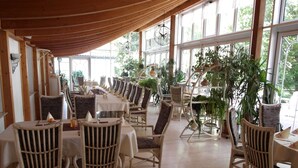 供應午餐和晚餐