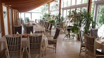 Lunch, dinner served; Regional cuisine, al fresco dining