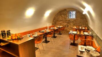 Colazione a buffet, servita tutte le mattine (12 EUR a persona)