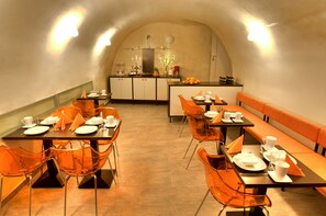 Petit déjeuner buffet (12 EUR par personne)