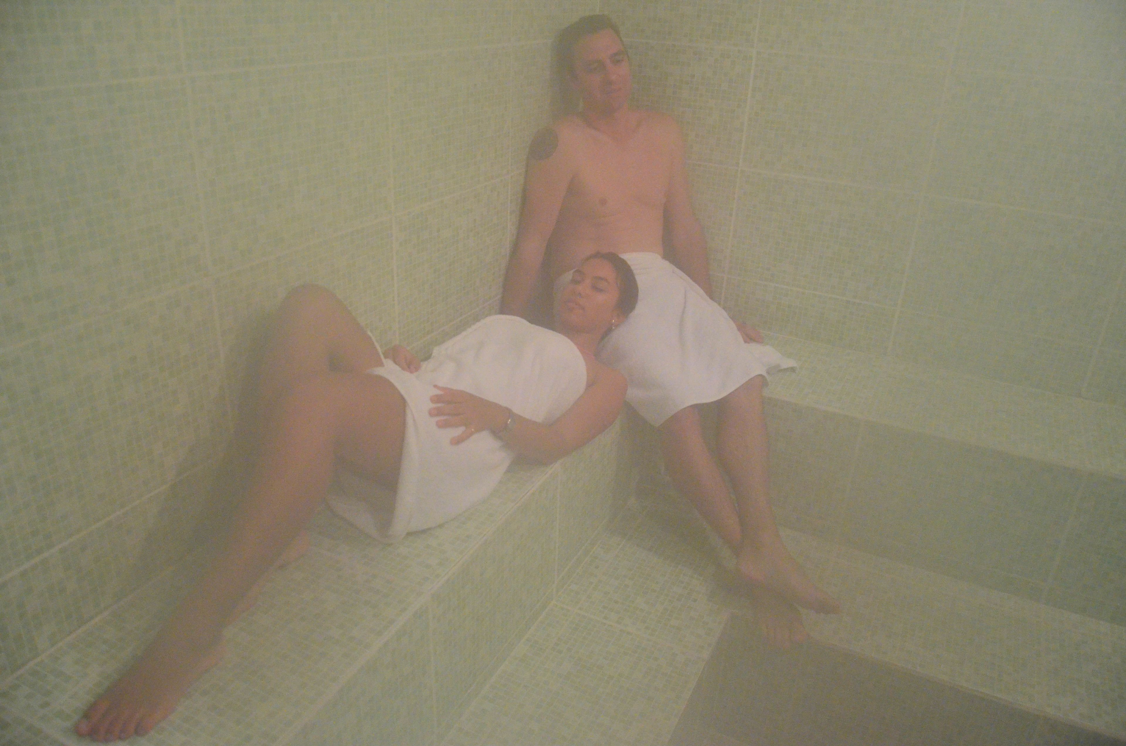 Una bañera con dos personas acostadas.