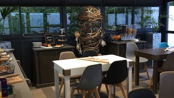 Morgunverðarhlaðborð daglega (10 EUR á mann)