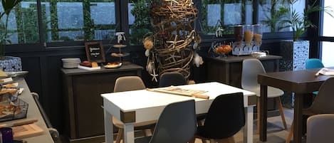 Desayuno buffet todos los días (EUR 10 por persona)