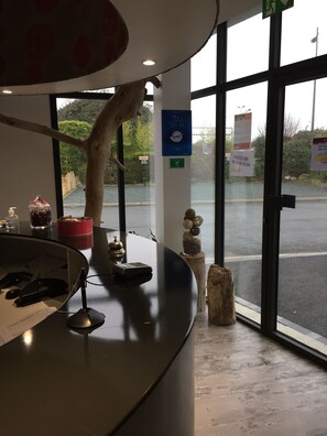 Reception - Kyriad Direct La Rochelle Sud Aytré (Aytre)