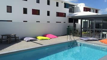 Una piscina al aire libre de temporada