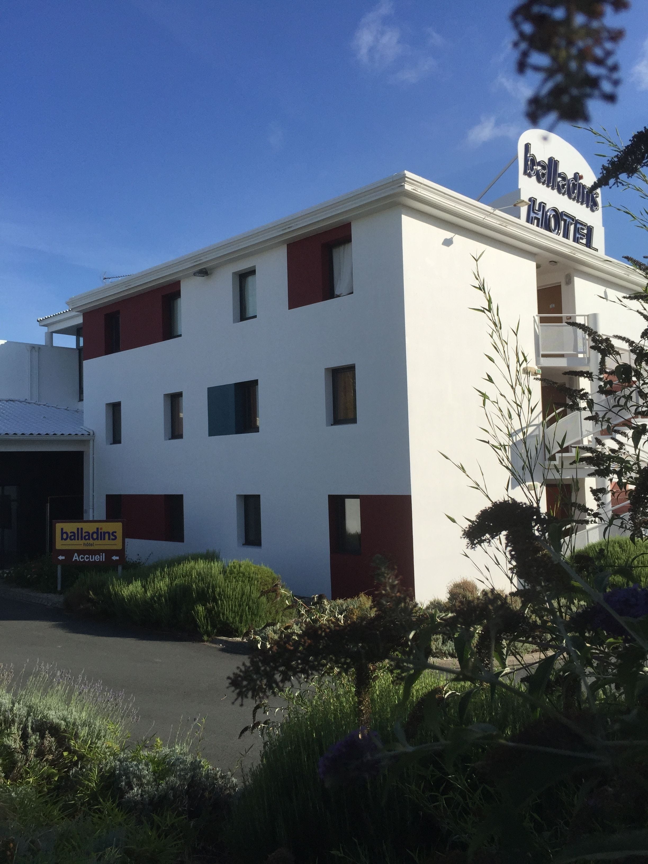 Vista frontal de la propiedad