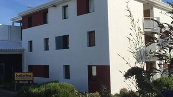 Vista frontal de la propiedad