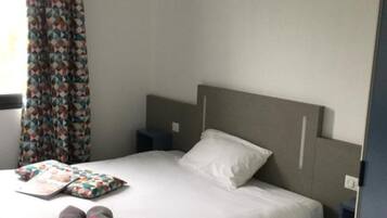 Escritorio, cortinas blackout y sistema de insonorización