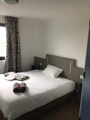 Desk, blackout drapes, soundproofing, iron/ironing board - Kyriad Direct La Rochelle Sud Aytré (Aytre)