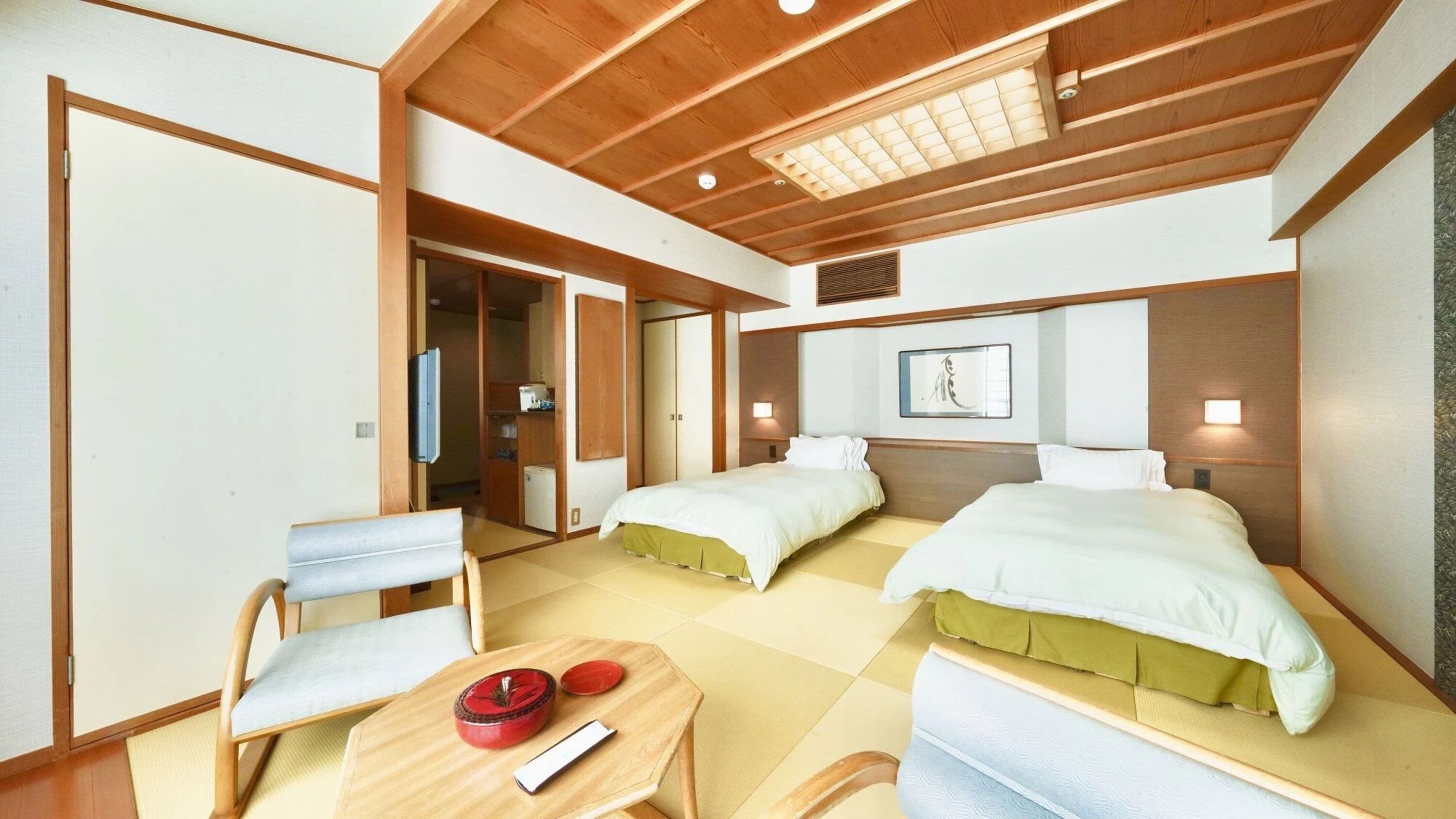 Une chambre d’hôtel avec deux lits, un plafond en bois, une télévision et une petite table avec une télécommande.