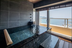Quarto luxo, para não fumantes, vista para o mar (Nagitei, Twin-Bed room w/hot spring) | Banheiro | Banheira, secador de cabelo (mediante solicitação), chinelos, bidê