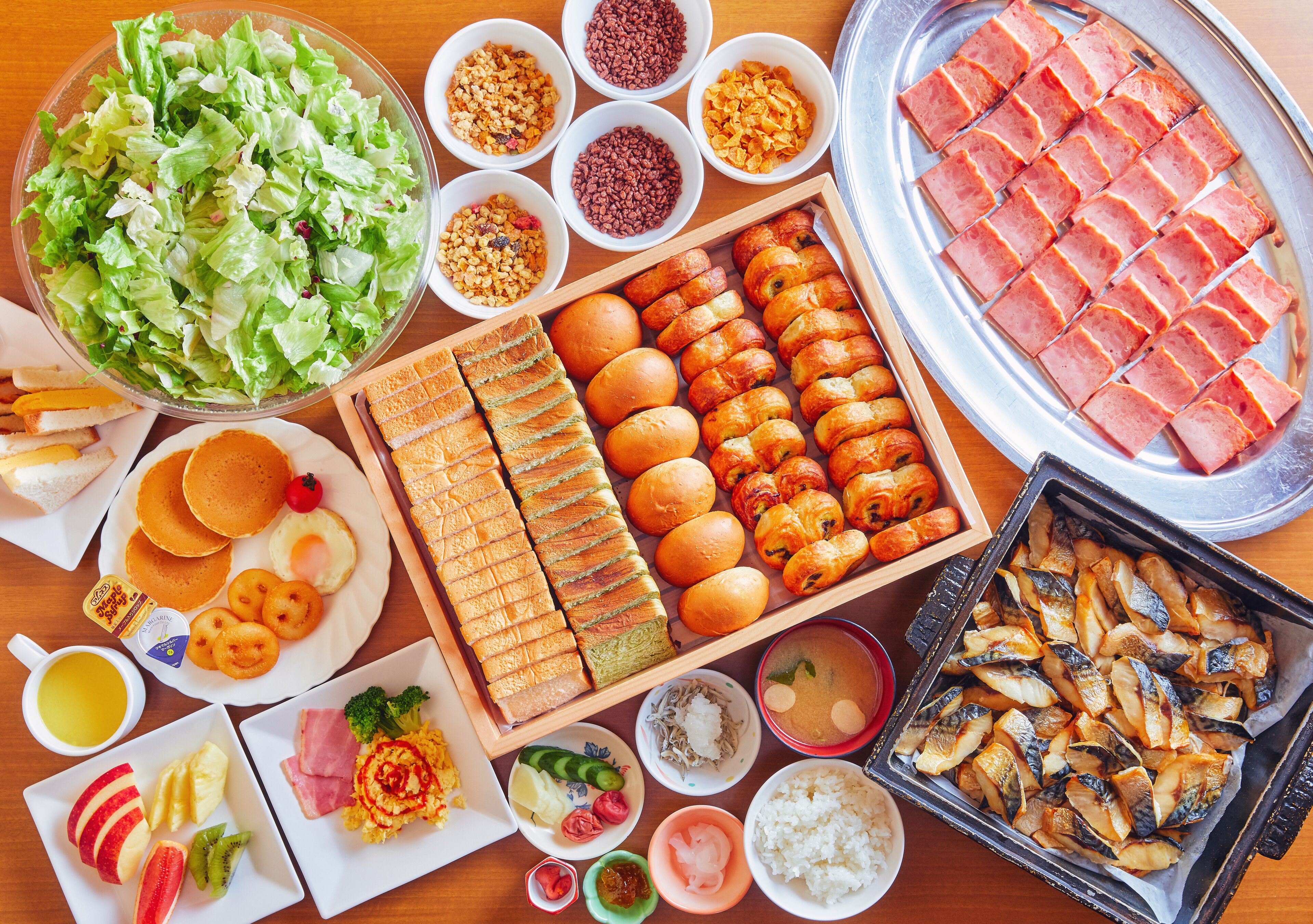 Variedad de alimentos, incluyendo pan, huevos y verduras.