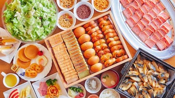 Variedad de alimentos, incluyendo pan, huevos y verduras.