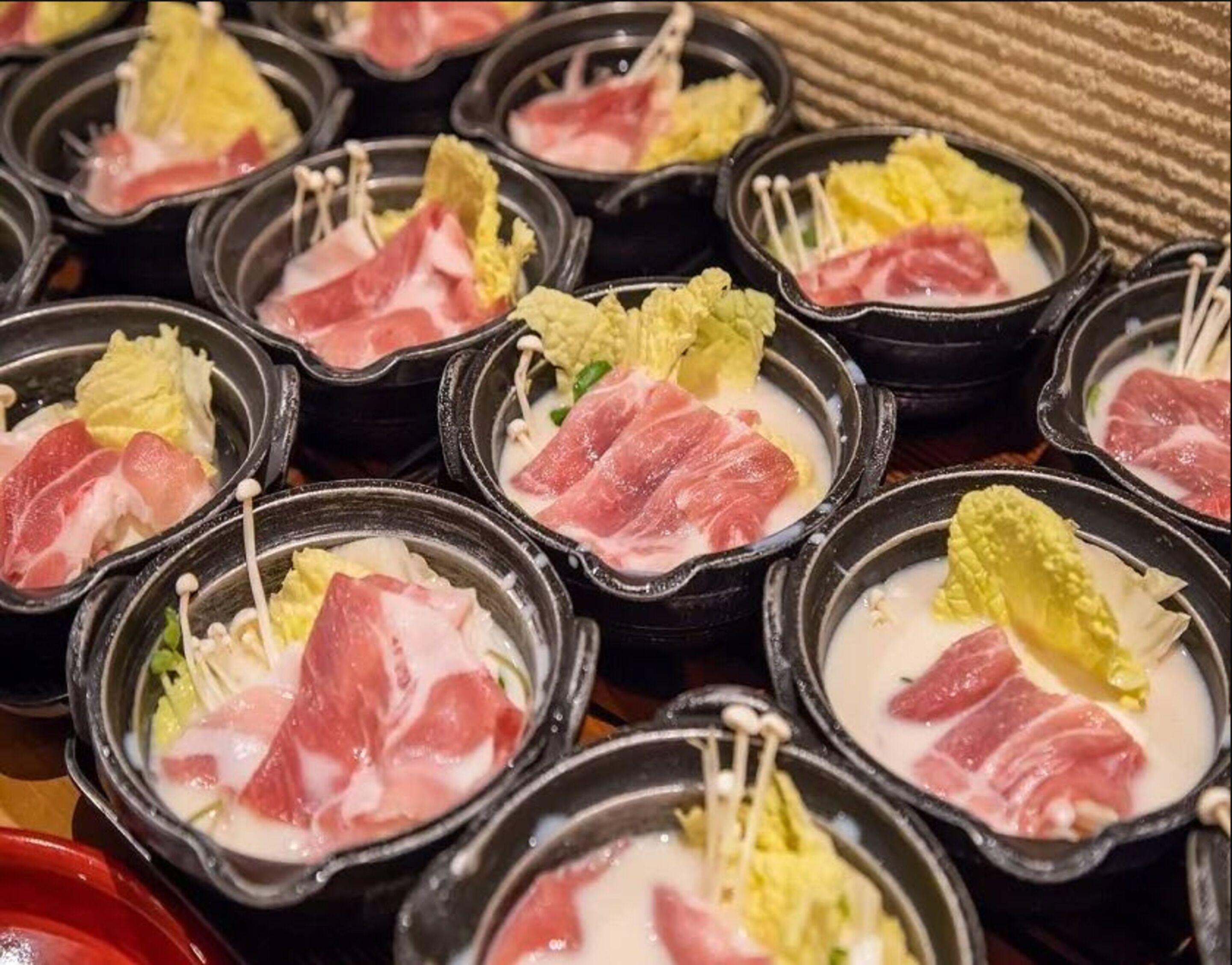 Une variété de plats à base de fondue, préparés avec différents ingrédients.