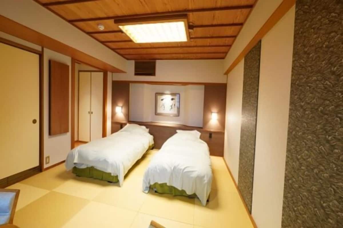 In-room safe, WiFi (free), bed sheets