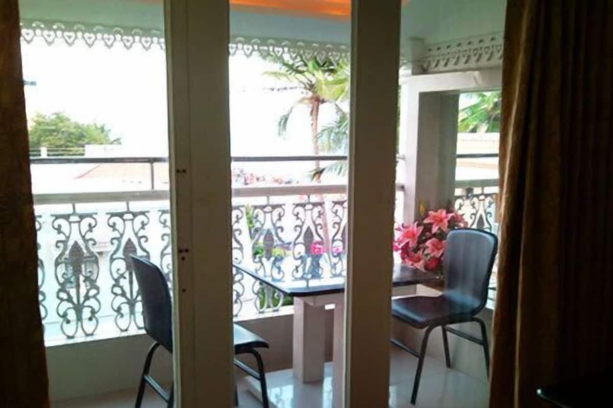 Habitación superior, 1 cama matrimonial, para no fumadores, vista a la playa | Balcón