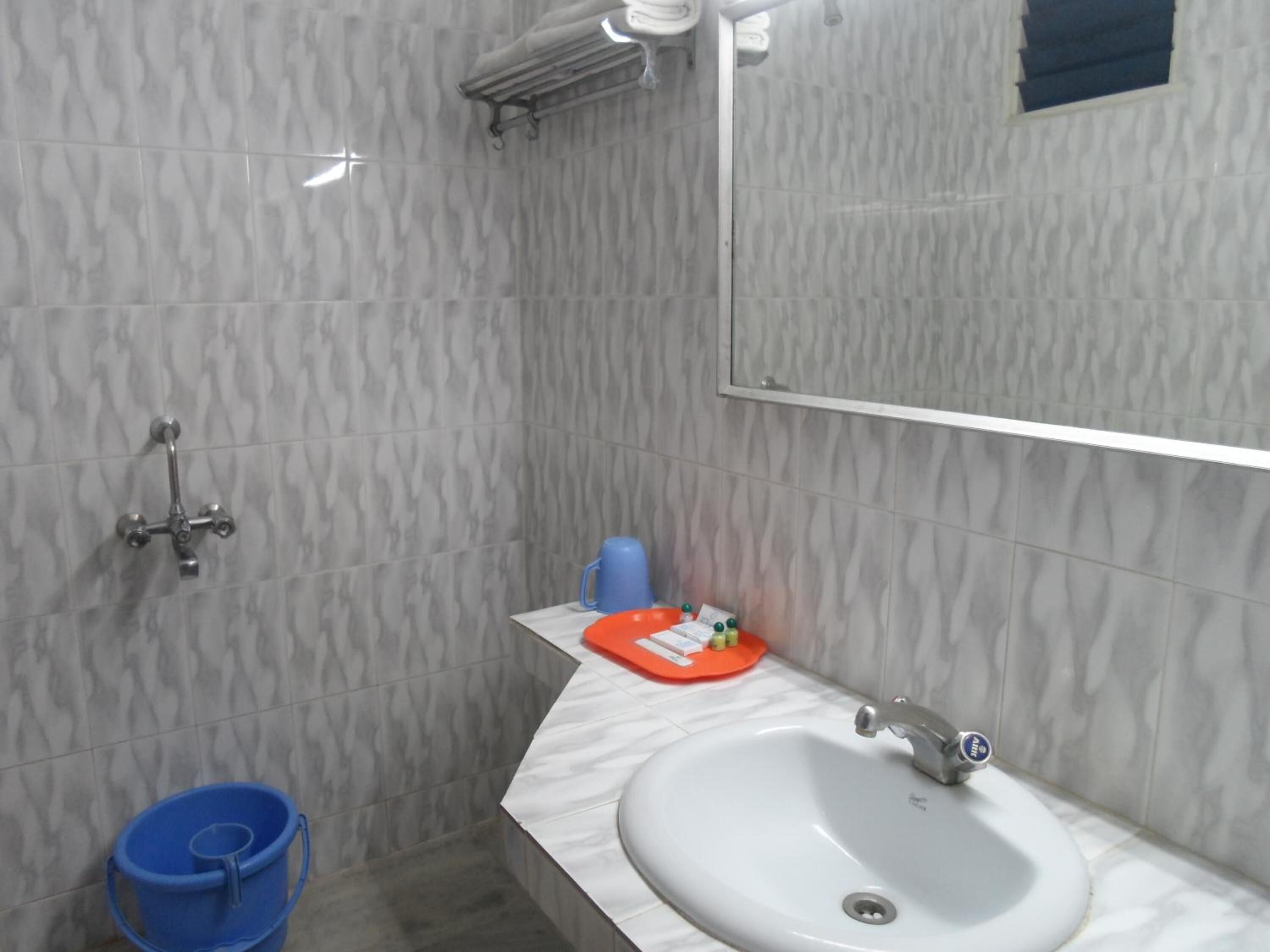 Shower, perlengkapan mandi gratis, kloset, dan handuk