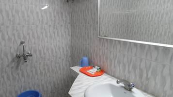 Shower, free toiletries, bidet, towels