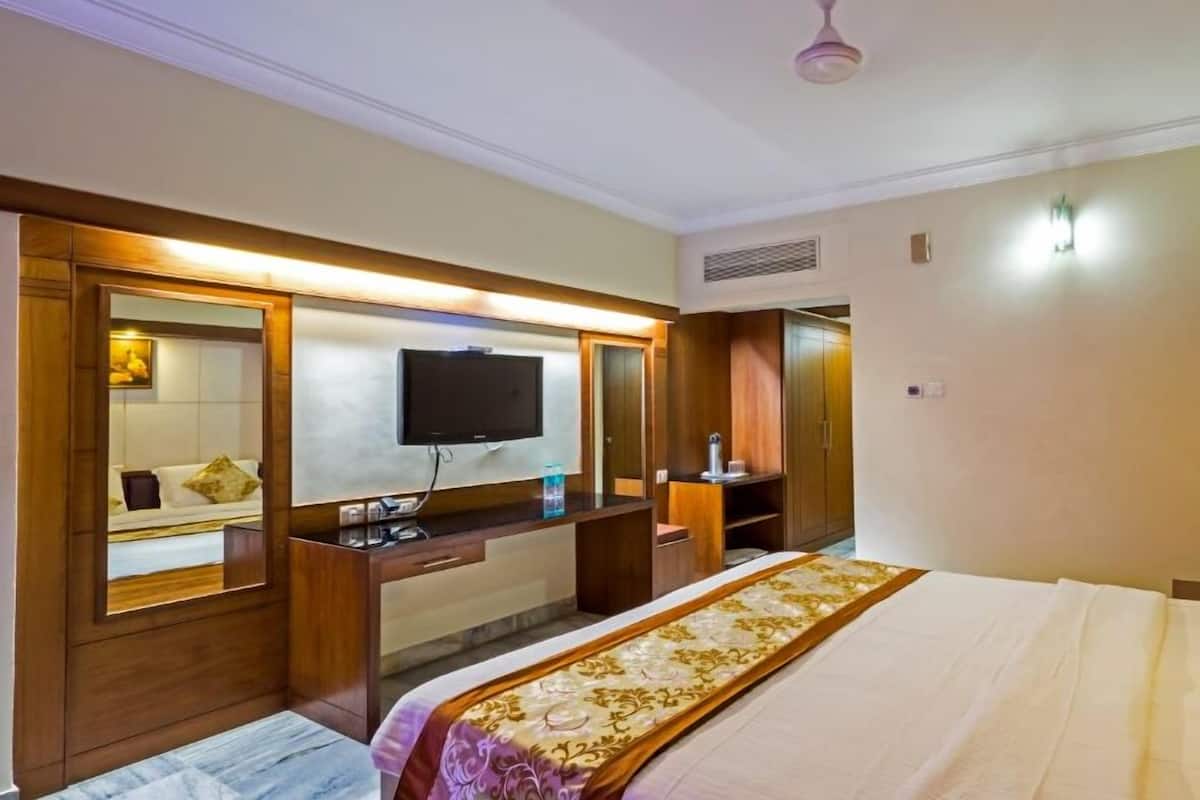 Executive Room, Non Smoking, City View | In-room safe, desk, iron/ironing board, free WiFi