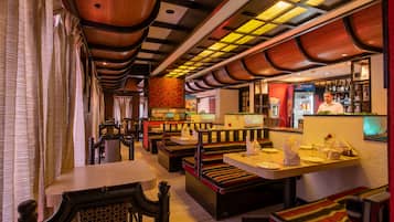 2 restaurantes; se sirve cocina local