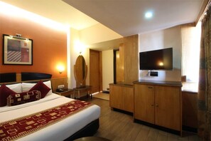 Deluxe Room | In-room safe, desk - Hotel Sovereign (Daman)