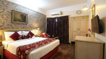 Kamar Deluks | Brankas dan meja kerja