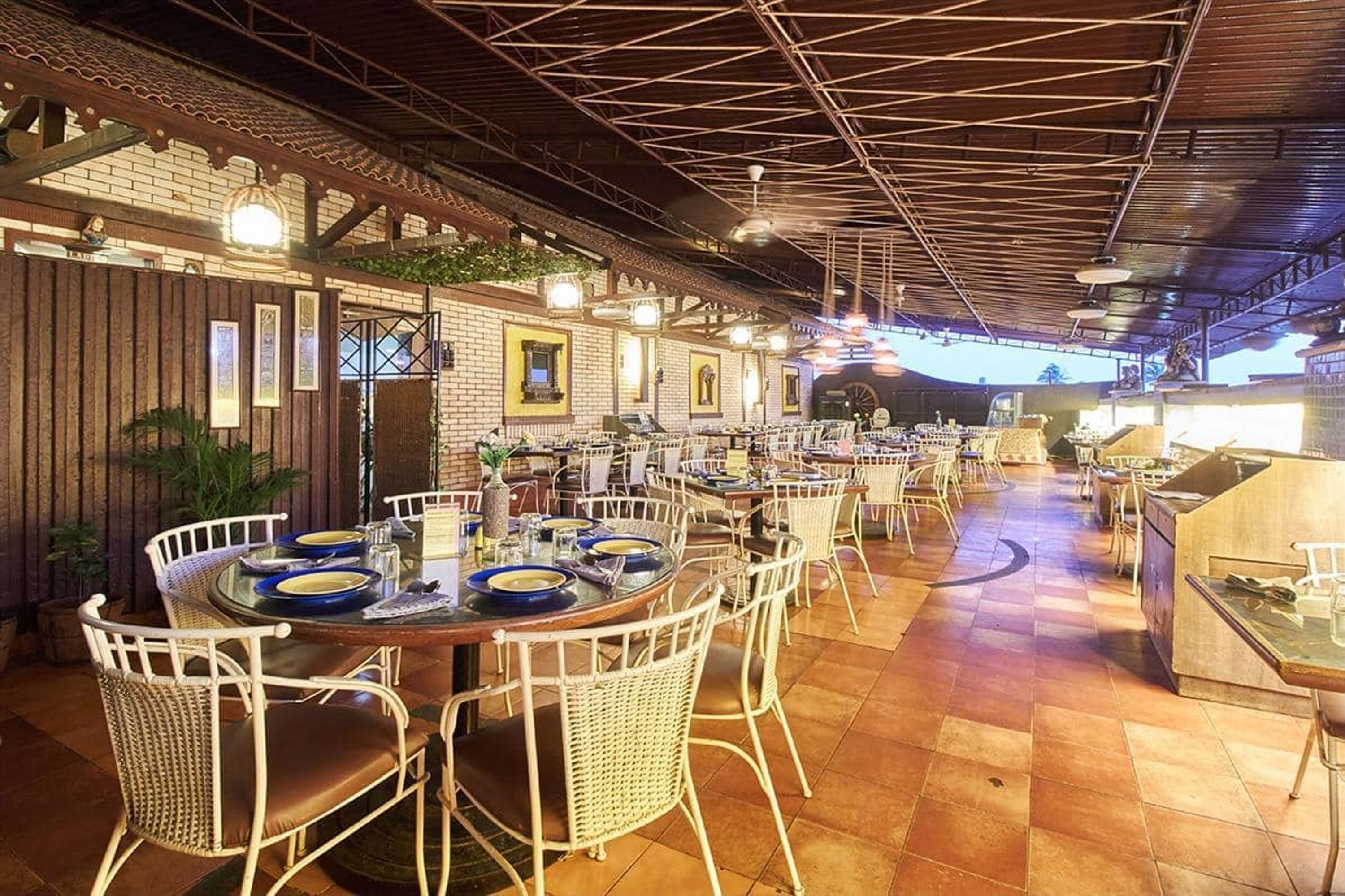 2 restaurants, breakfast, lunch, dinner served; international cuisine