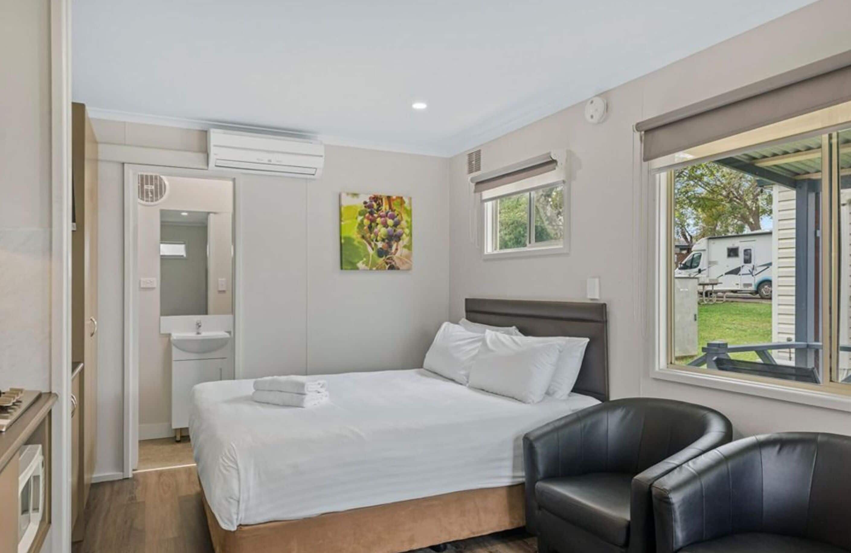 Standard Studio Cabin | Iron/ironing board, bed sheets