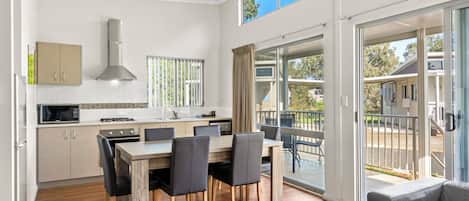 Superior Cabin, 3 Bedrooms (Sleeps 8) | Makan dalam bilik