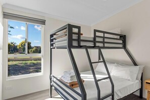 Deluxe 2 Bedroom Cabin - Sleeps 5