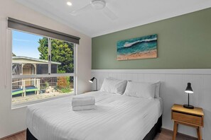 Cabaña Deluxe, 2 habitaciones (Sleeps 4) | Tabla de planchar con plancha, wifi gratis y ropa de cama