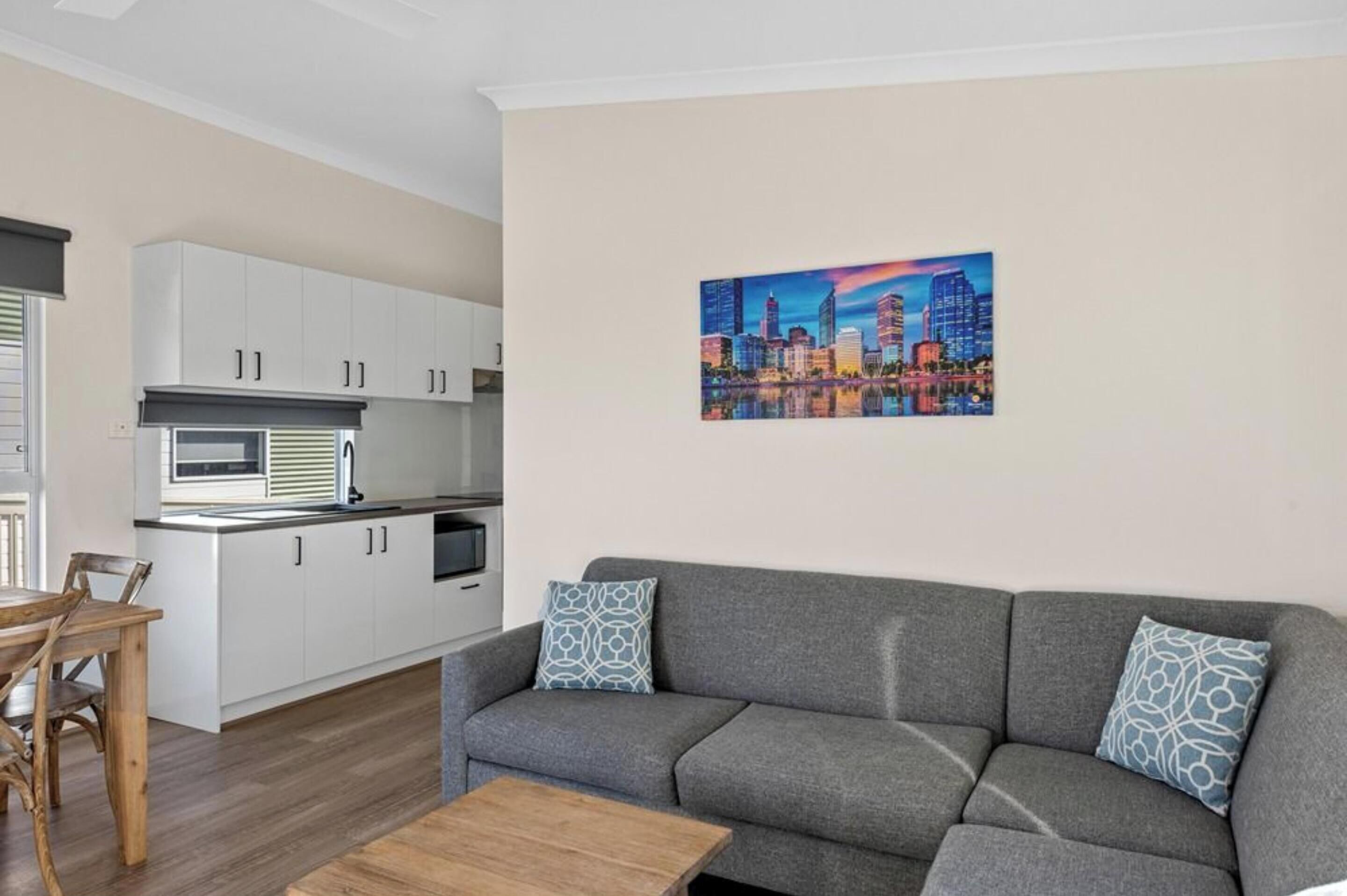 Deluxe 2 Bedroom Cabin - Sleeps 5 | Living area