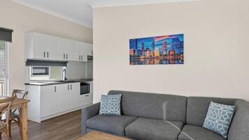 Deluxe 2 Bedroom Cabin - Sleeps 5 | Living area
