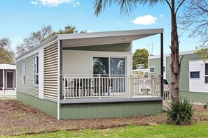 Cabaña Deluxe, 2 habitaciones (Sleeps 4) | Tabla de planchar con plancha, wifi gratis y ropa de cama