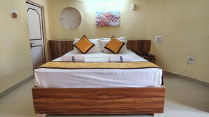 Habitación, vista a la alberca | Ropa de cama de alta calidad, escritorio, insonorización y wifi gratis 