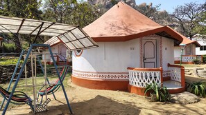 Soundproofing, free WiFi, bed sheets - Kishkinda Heritage Resort (Gangavathi)