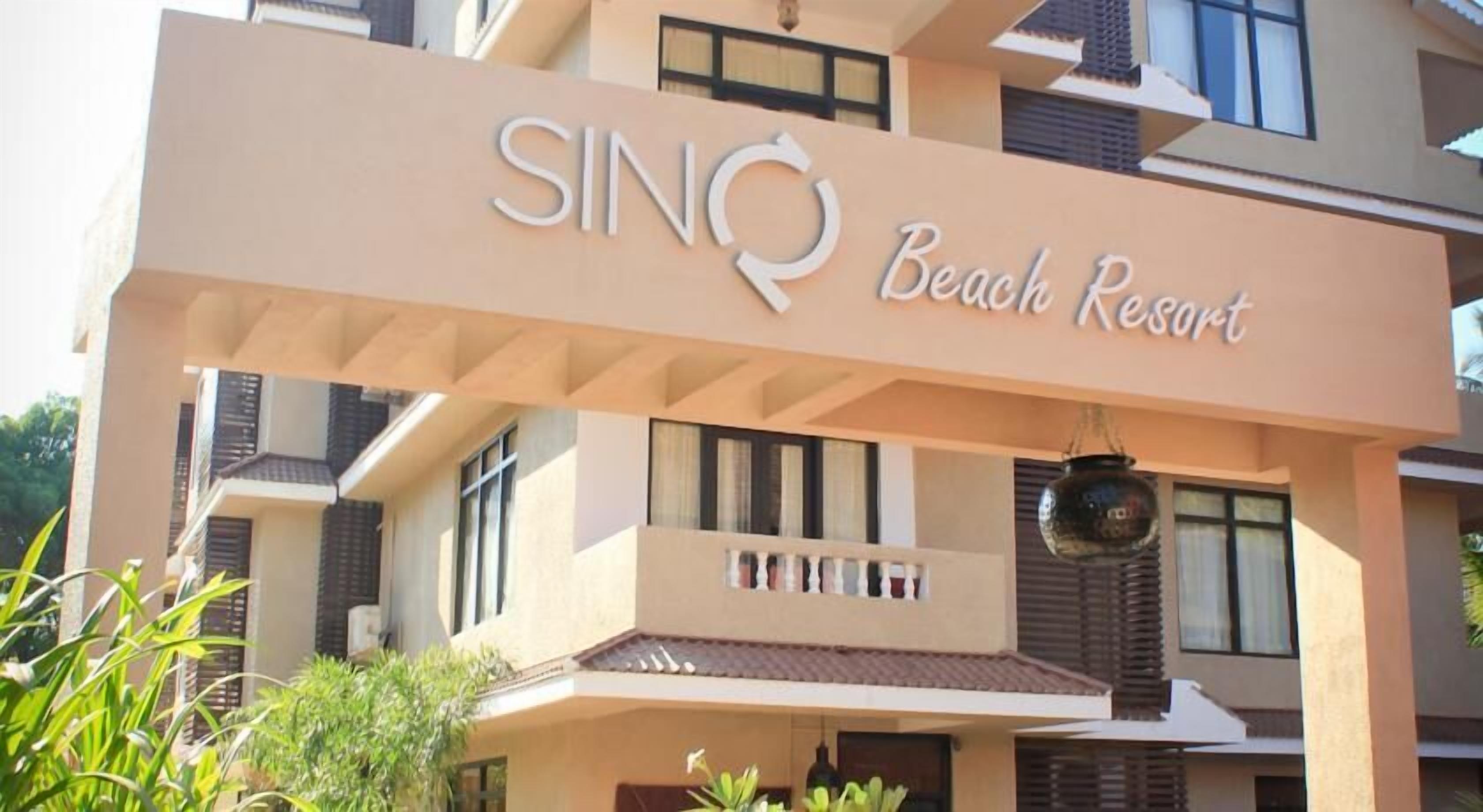 En bygning med skilt, der viser "SINO Beach Resort".