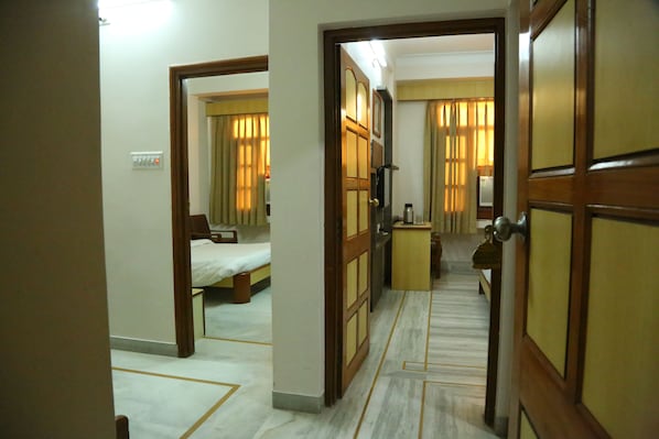 Egyptian cotton sheets, premium bedding, down duvets - Hotel Garden View (Nathdwara)