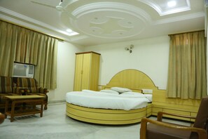 Egyptian cotton sheets, premium bedding, down comforters - Hotel Garden View (Nathdwara)