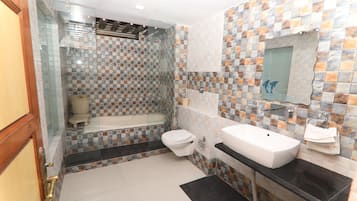 Family Suite | Bilik Mandi | Gabungan pancuran/tab mandi, kelengkapan dandanan diri berjenama