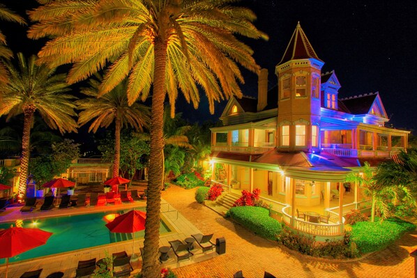 住宿正面 - 傍晚/夜晚