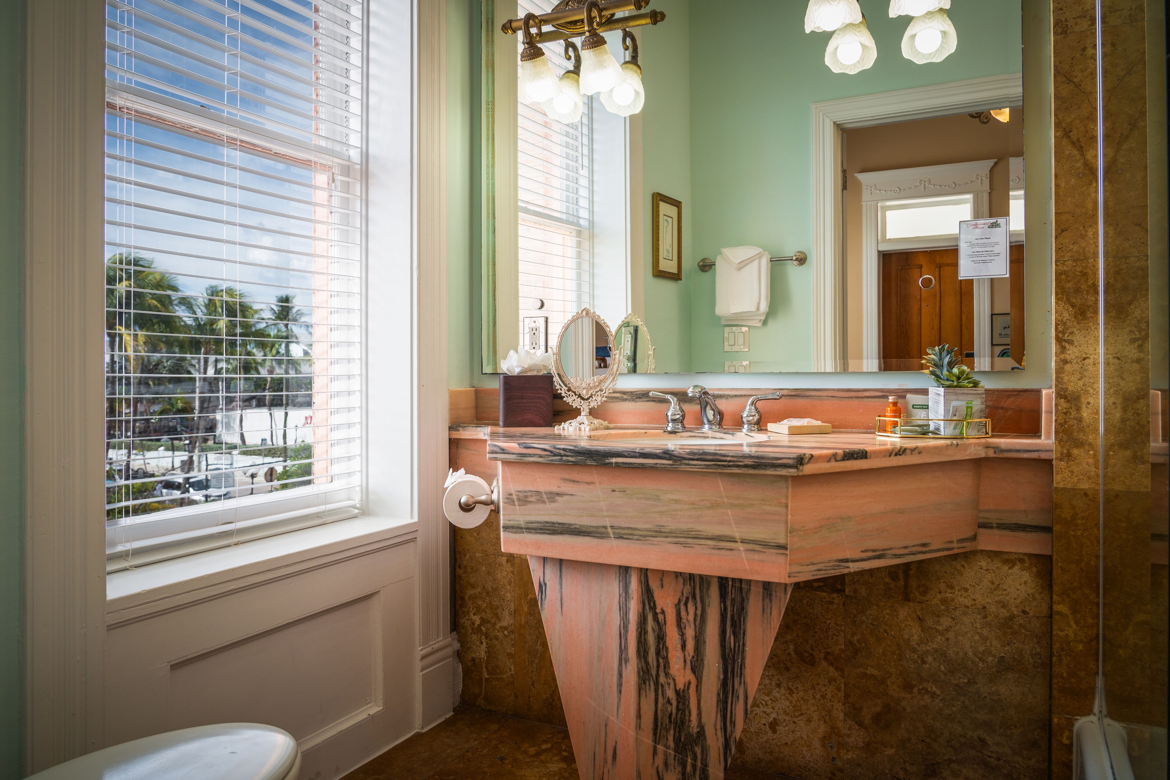 Foto - Southernmost Point Guest House & Garden Bar