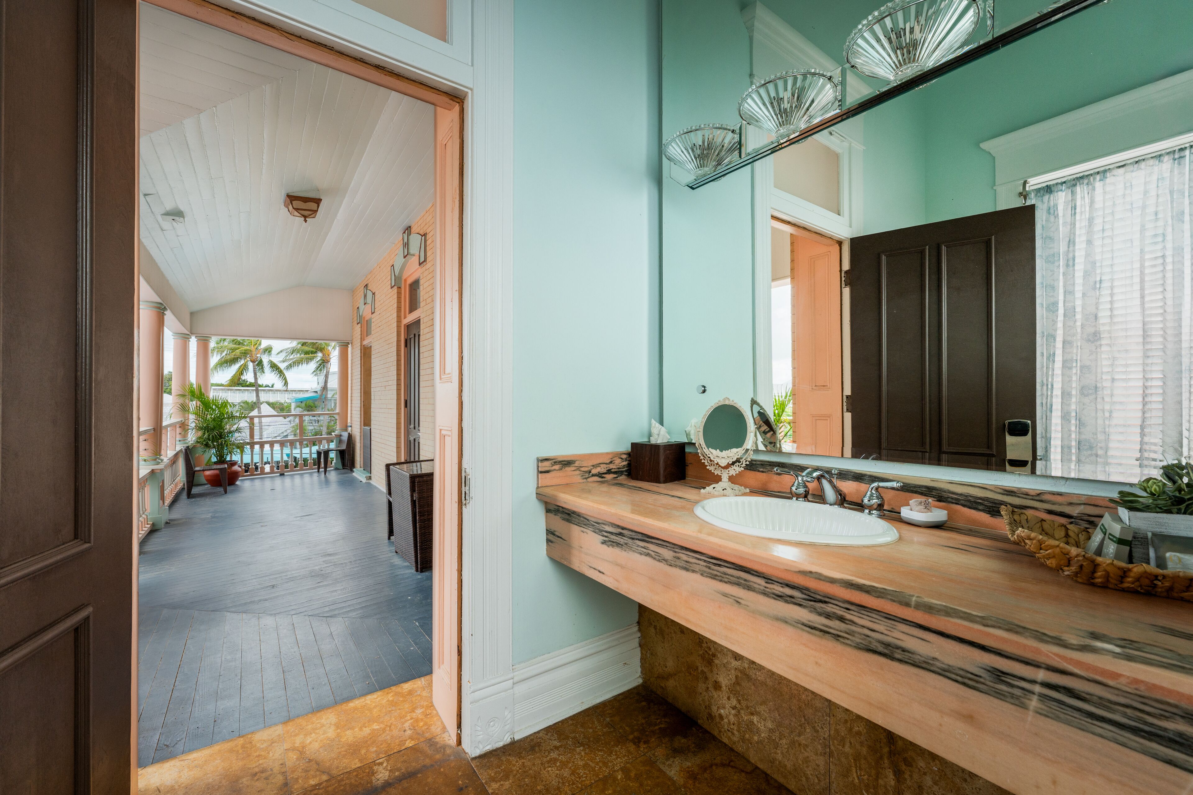 Foto - Southernmost Point Guest House & Garden Bar