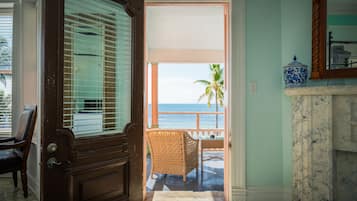 Zimmer, 1 King-Bett, Meerblick | Wohnbereich | 42-Zoll-Flachbildfernseher mit Kabelempfang, Fernseher