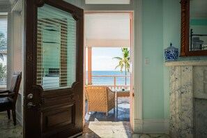 客房, 1 张特大床, 海洋景观 | 起居区 | 42-英寸纯平电视（配备有线频道）、电视、流媒体服务