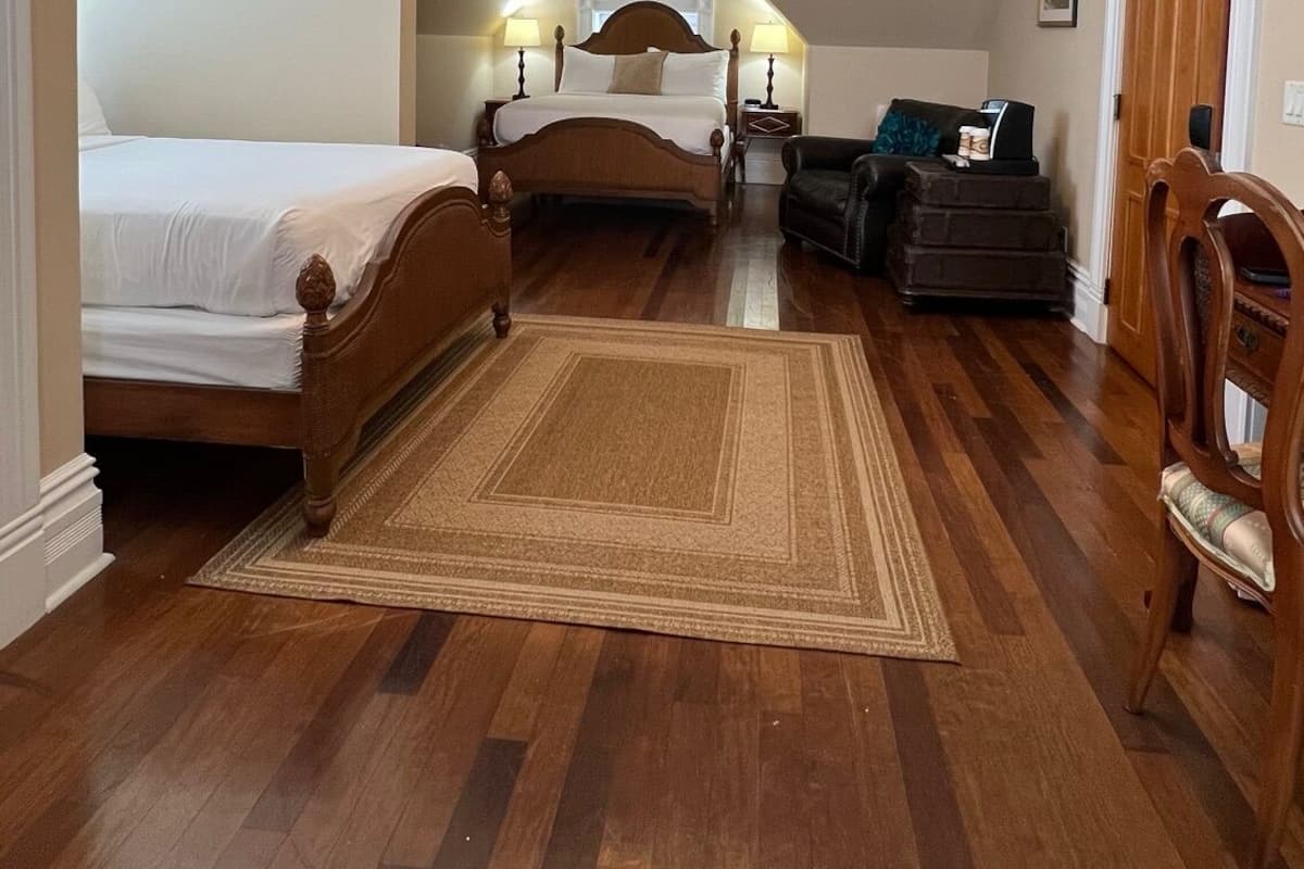 Courtyard View 2 Queen | 1 多间卧室、高档床上用品、加厚床垫、特色家居