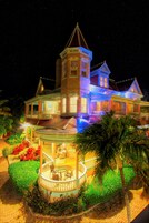 住宿正面 - 傍晚/夜晚