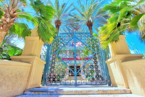 Vista frontal de la propiedad